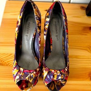 Madden girl 8.5 peep toe floral pumps